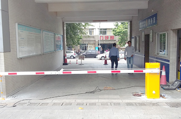 东城人民医院曲杆道闸案例